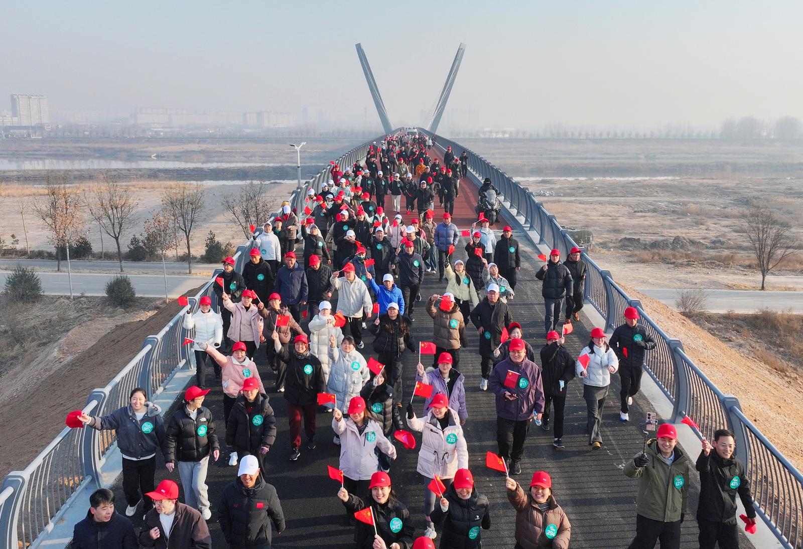 运城市稷山县举行“庆元旦 启新程”汾河国家湿地公园健步走活动,全县600余名干部职工迈着矫健的步伐,以昂扬姿态开启新征程 。栗卢建 摄