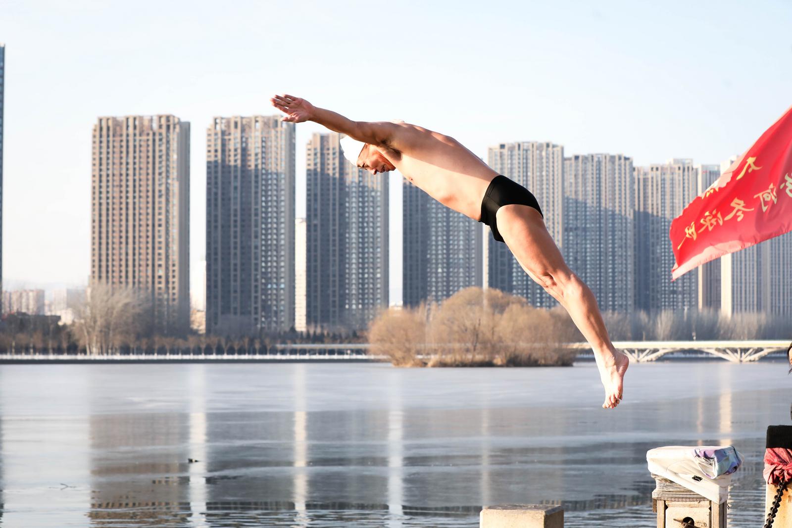 2026年1月1日,太原汾河南内环桥下,太原冬泳队“泳士”热血开启“新年第一游”。杨杰 摄