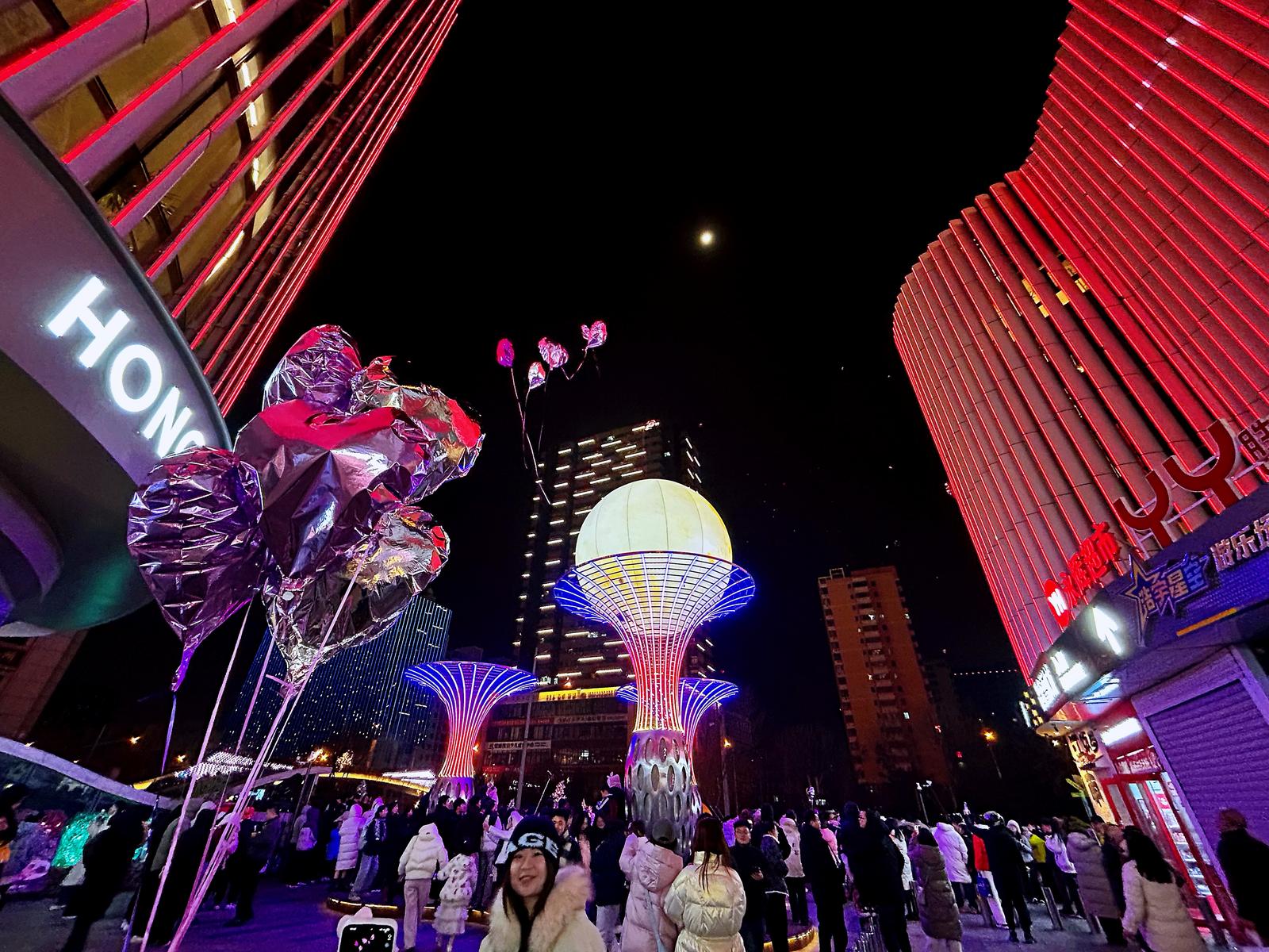 2026年1月1日0点,太原市迎泽区中正天街,市民聚集在此一起跨年。吴晓庆 摄