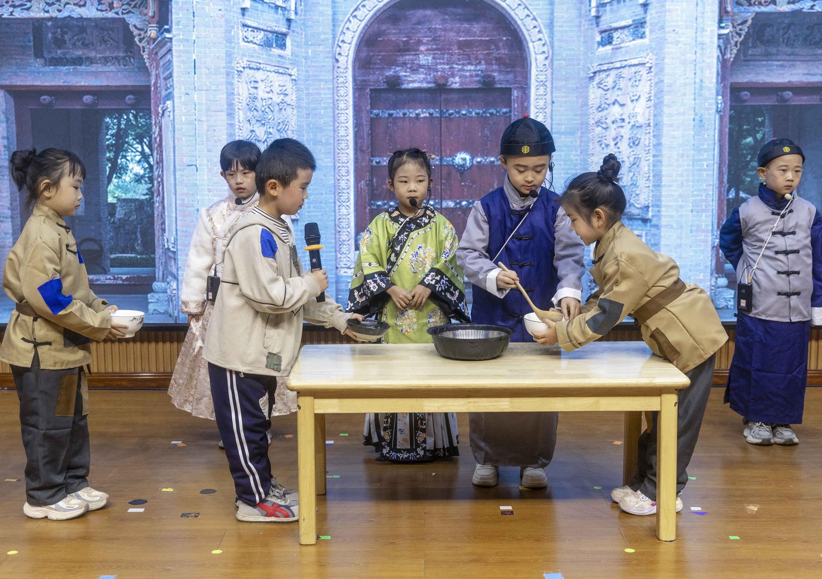 2025年12月31日,运城市万荣县七一幼儿园孩子们表演德育情景剧《善韵传家》喜迎新年。李克荣 摄