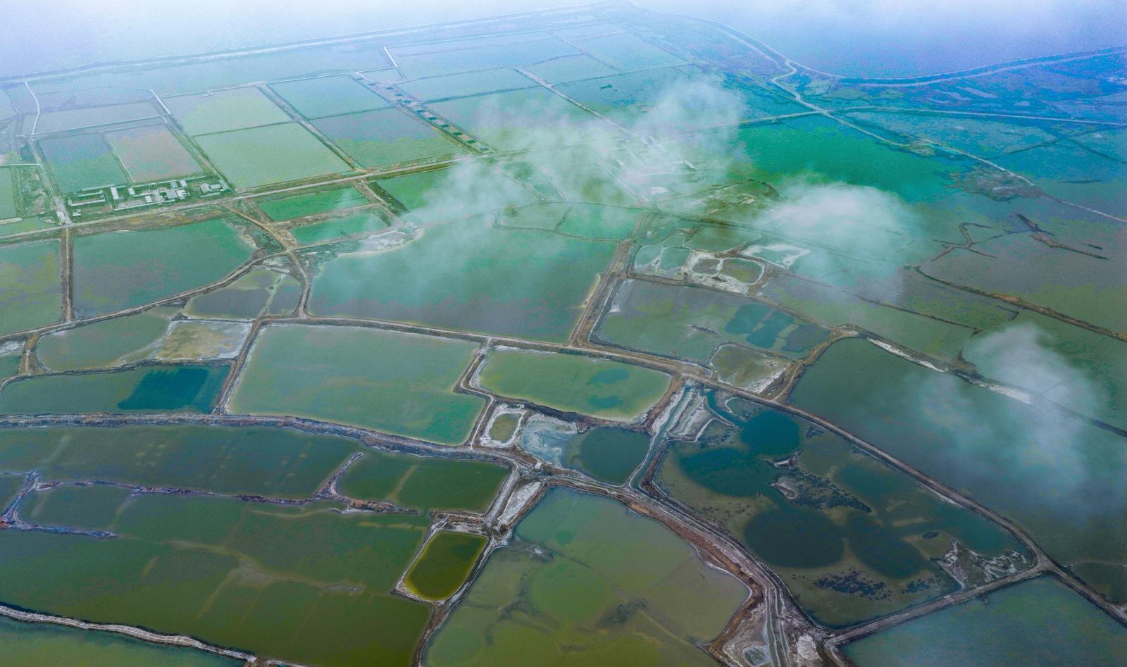 2026年1月1日,运城七彩盐湖在降雪后云雾缭绕,从空中俯瞰,呈现出一种静谧而梦幻的冬日之美。 常奇 摄