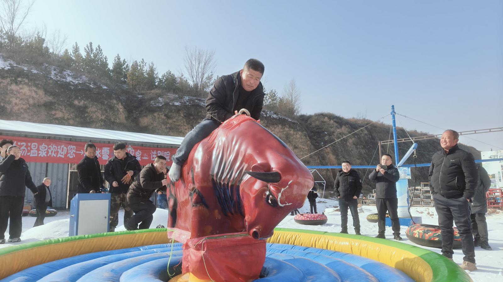 2026年1月1日,晋中市太谷区田园东谷温泉康养小镇首届冰雪节开园,游客在牛气冲天娱乐项目区享受新年的第一波快乐。孙泰雁 摄