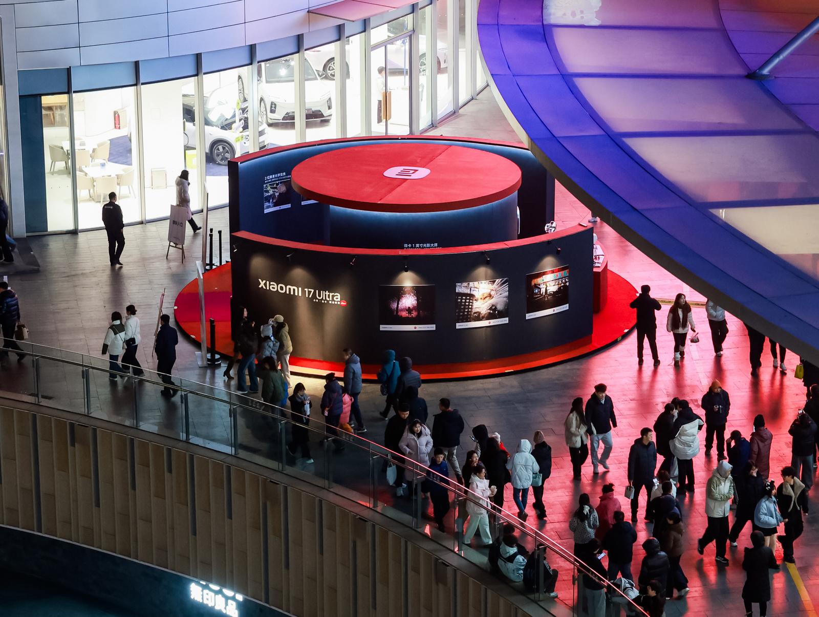 2025年12月31日,在太原市万象城,市民参加跨年活动,迎接新年的到来。严长江 摄