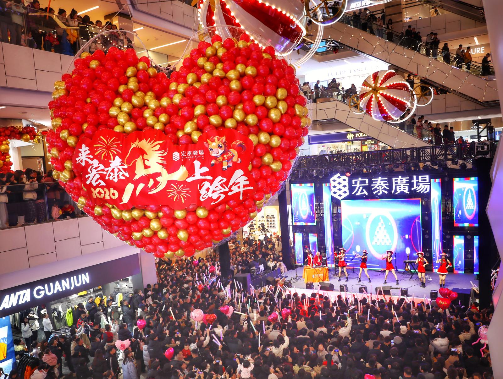 2025年12月31日晚,吕梁市宏泰广场,市民用歌声与热情共同迎接2026年的到来。王凤云 摄