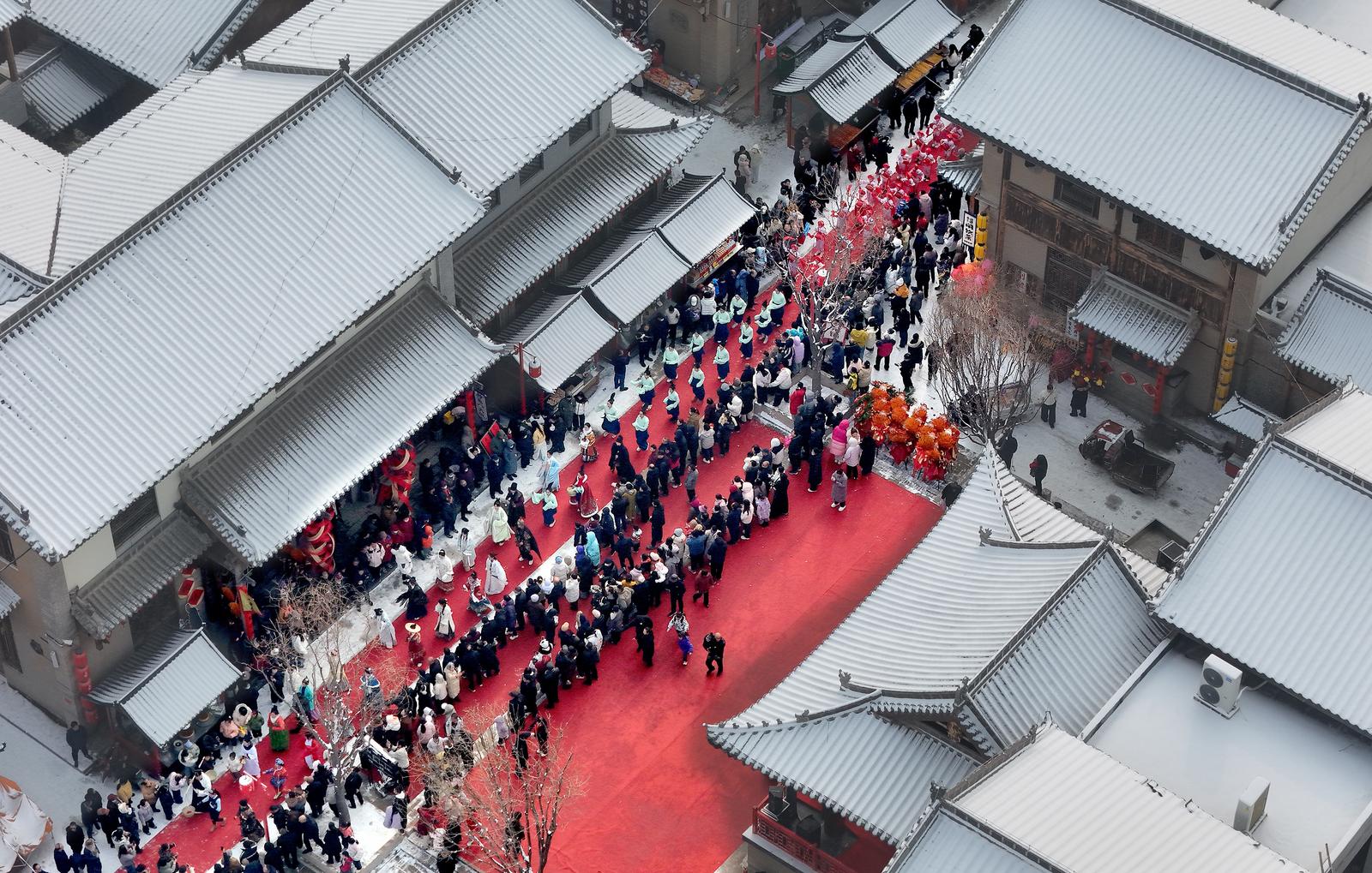 2026年1月1日,运城市万荣县锦里古街正式开门迎客,非遗展演与欢声笑语交织,为市民游客带来新年盛宴。张怀心 摄