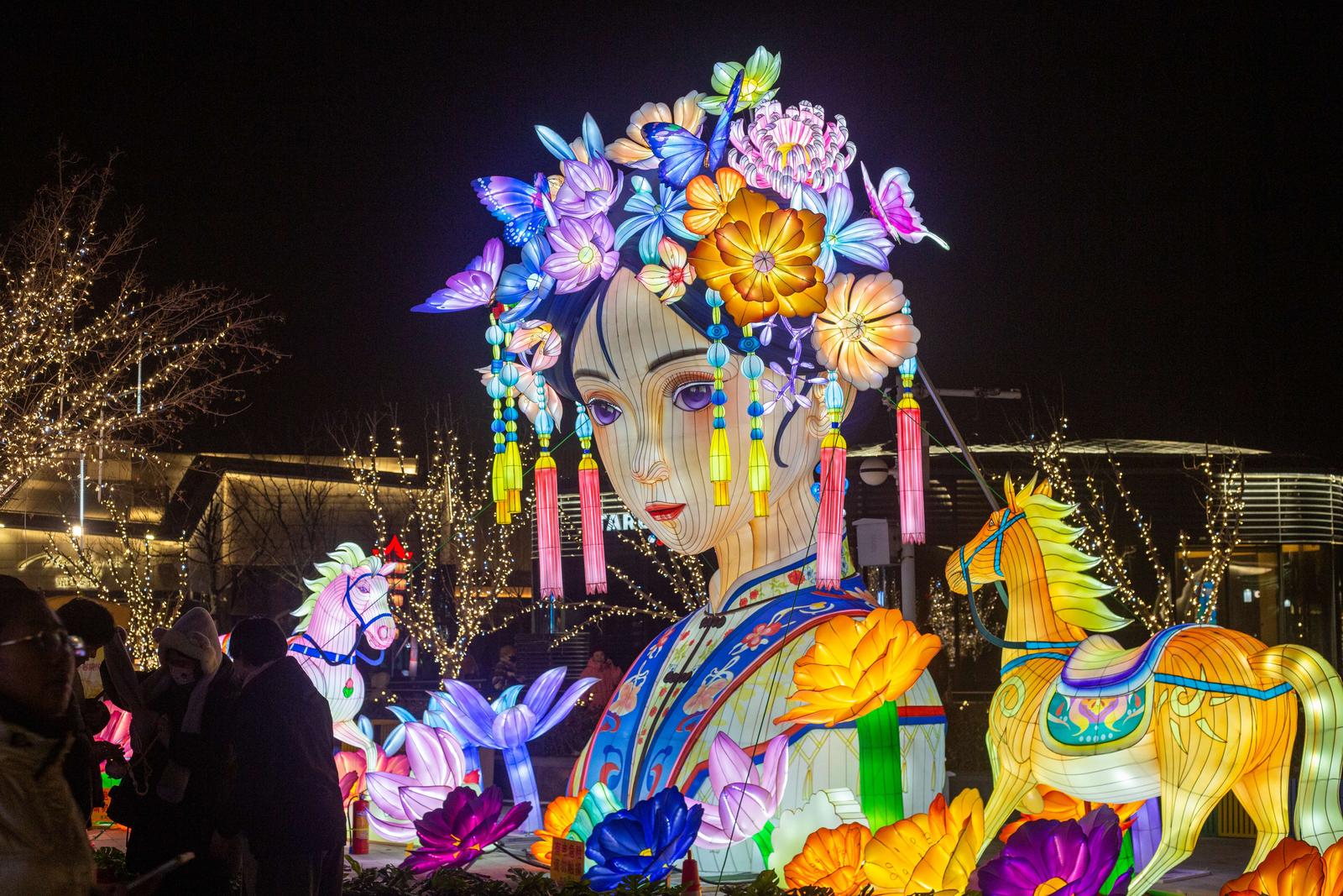 2025年12月31日晚,太原市晋阳里戏曲花灯明艳,人头攒动,喜迎新年。樊晓东 摄