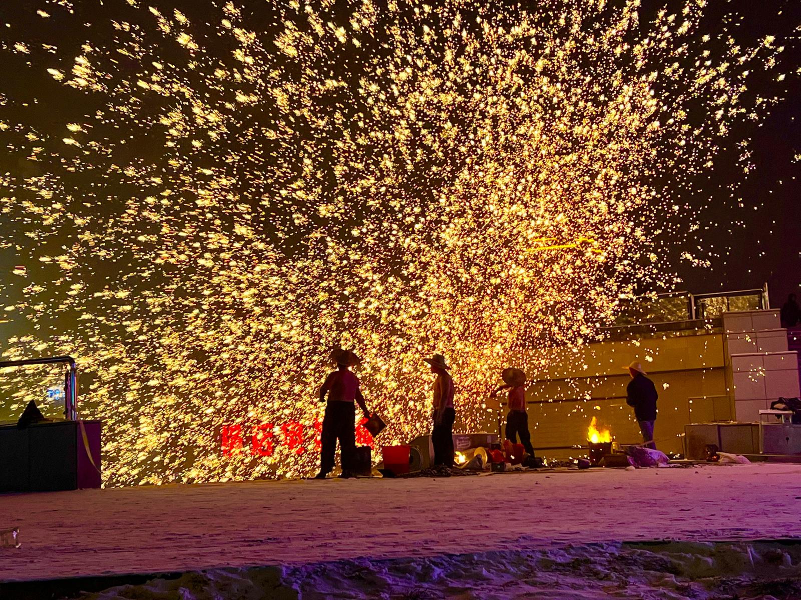 2025年12月31日晚,运城市垣曲县庆元旦,迎新年。黄赞民 摄