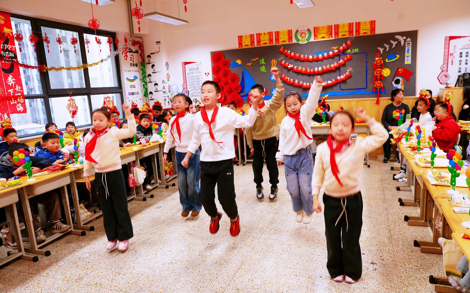 2025年12月31日,太原市双东小学,孩子们喜迎新年。吴晓庆 摄