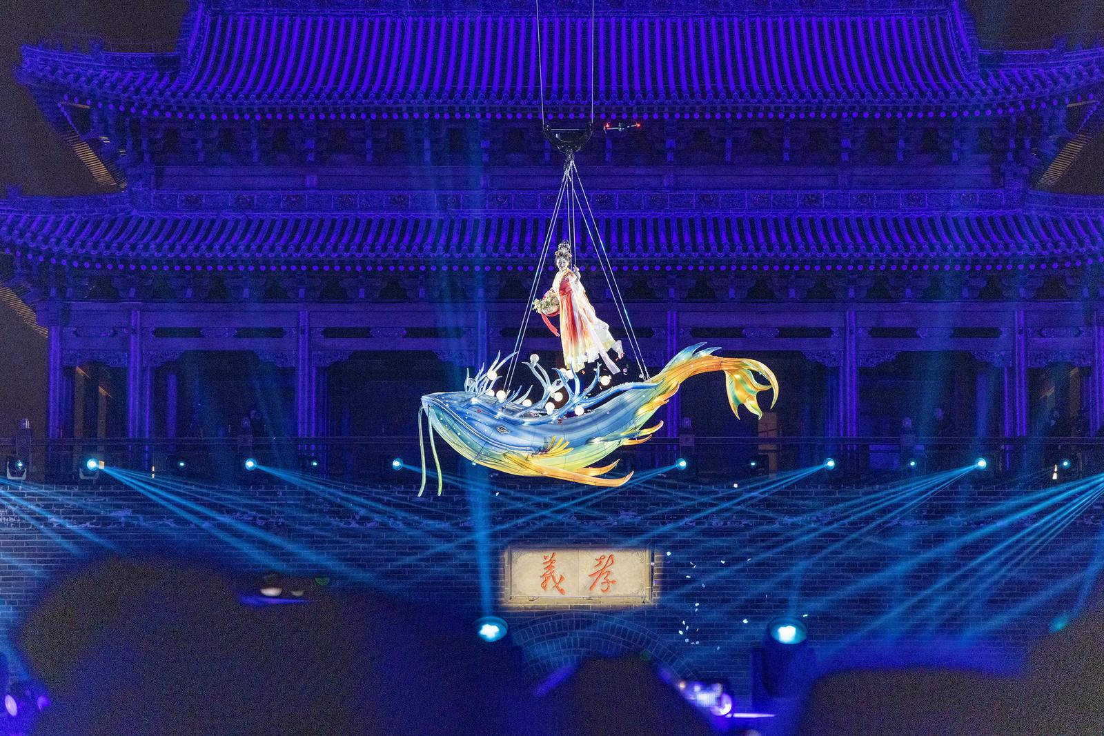 2025年12月31日晚,孝义老城举办跨年活动,人们在喜庆祥和的氛围中一起迎接新年到来。孙燕 摄