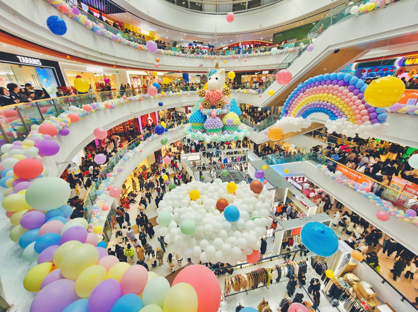 2025年12月31日晚,运城市各大商场里洋溢着浓浓的节日氛围,人们纷纷驻足,记录美好瞬间。闫鑫 摄