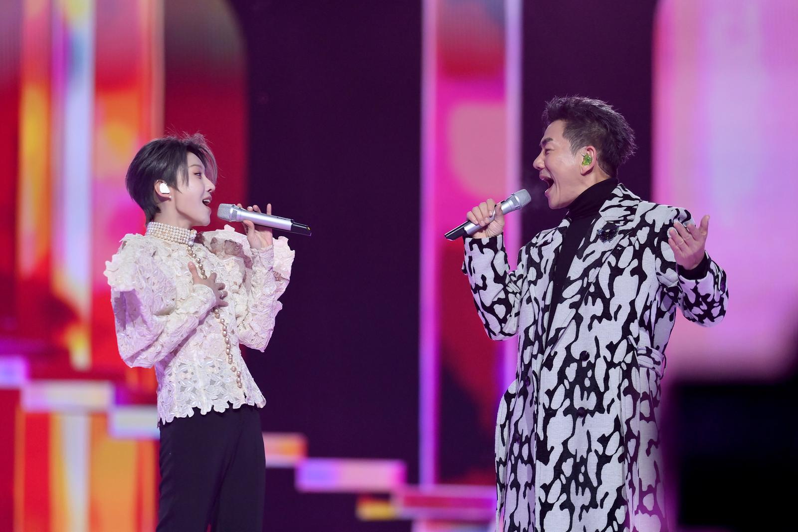 歌曲《对面的女孩看过来》