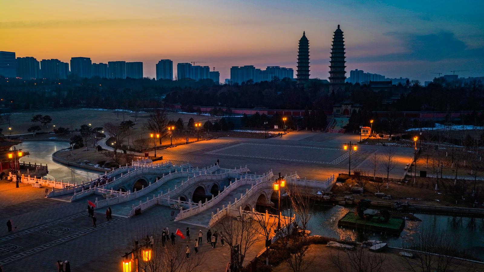 2026年1月1日,太原双塔迎来新年第一缕曙光,展现独特古韵今辉。 李兆民 摄