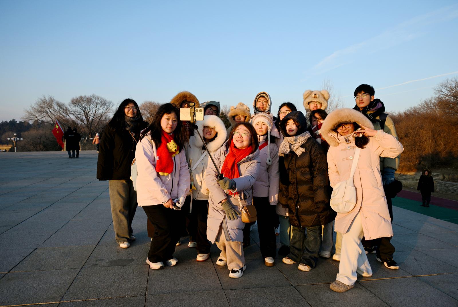 2026年1月1日早晨,阳泉市第十五中学的师生在狮脑山拍下新年第一张照片。刘胜 摄
