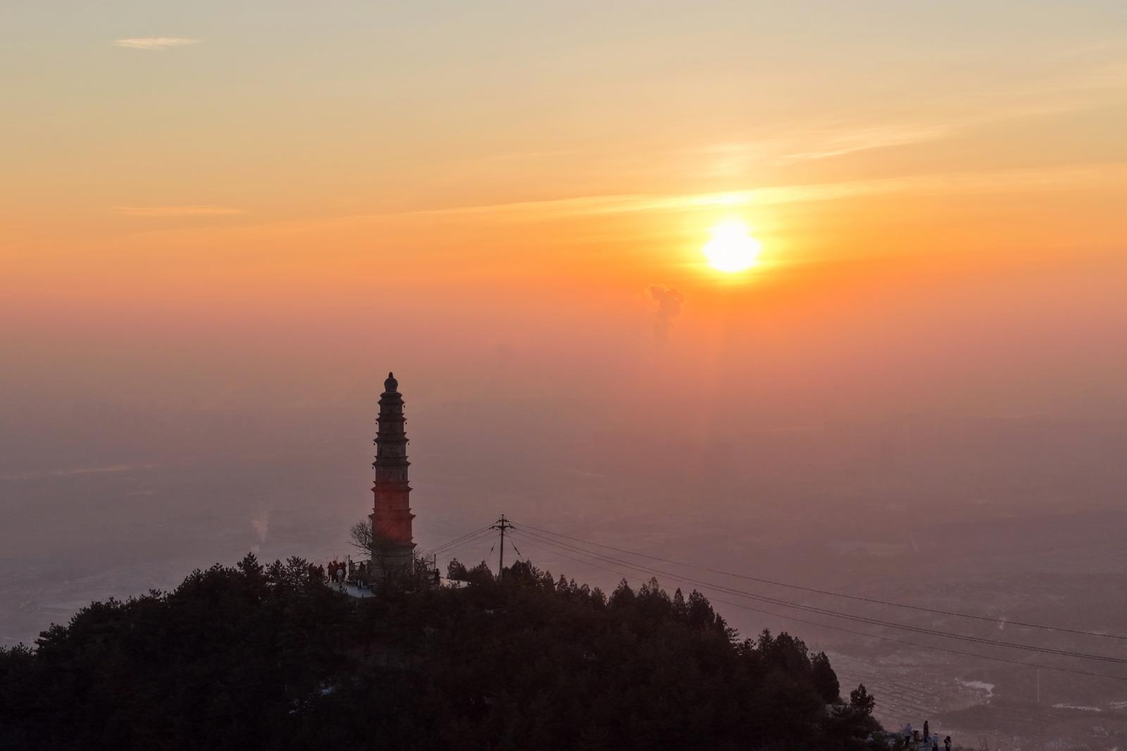 2026年1月1日清晨,在太原市崛围山舍利塔晨曦微露时,人们登高伫立,翘首以盼新年的第一缕阳光。王庆军 摄
