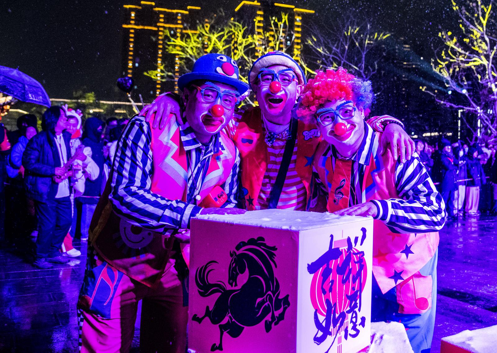 2025年12月31日晚,临汾市鼓楼街及古城广场,节日氛围浓厚。田红萍 摄