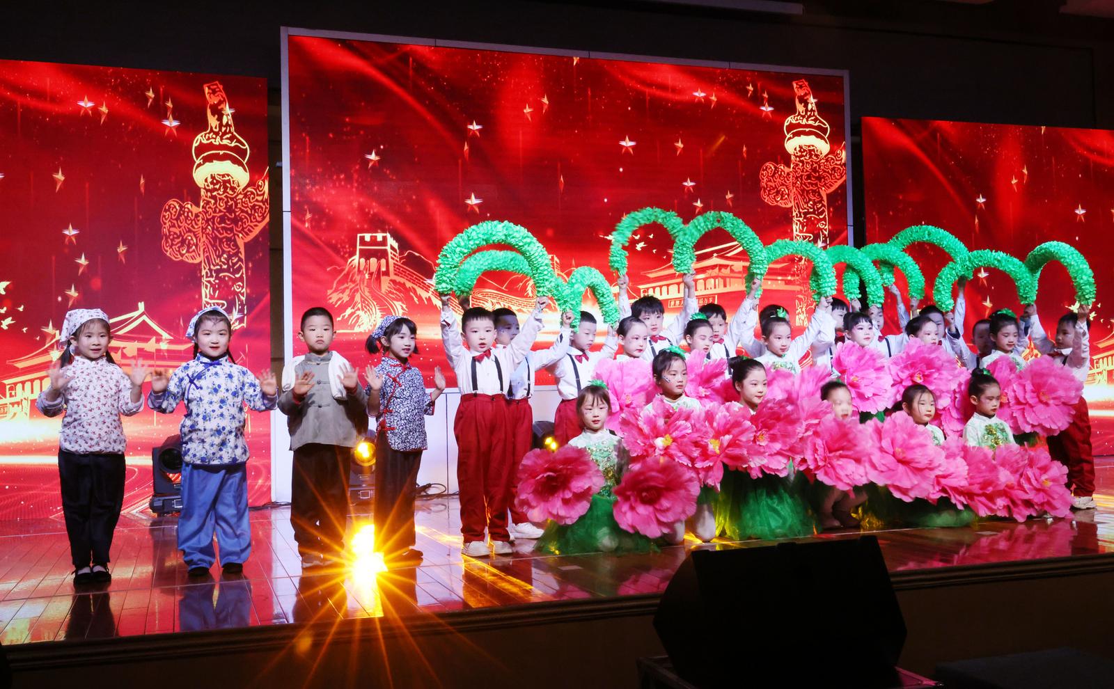 辞旧迎新,岁启新章。2025年12月31日,山西省直机关坞城路幼儿园及一分园举行“酵润赤子心 筑梦中华魂”新年戏剧节。卫波 摄