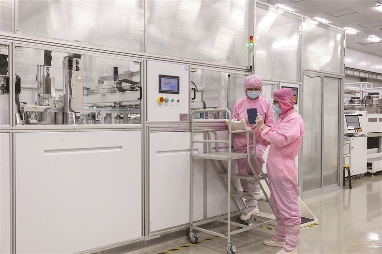 晋能科技通过自主研发的“磁控溅射”技术实现磁控物理气相沉积工艺制备,保障产品性能优势。山西日报通讯员摄