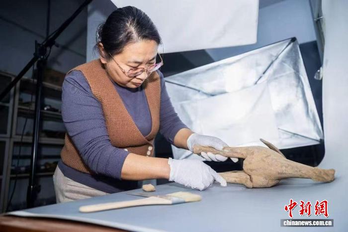 工作人员对文物进行信息采集。 栗玉杰 摄