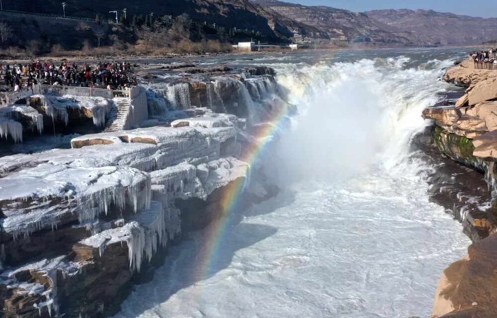 ▲黄河壶口瀑布“冰瀑玉壶”景观