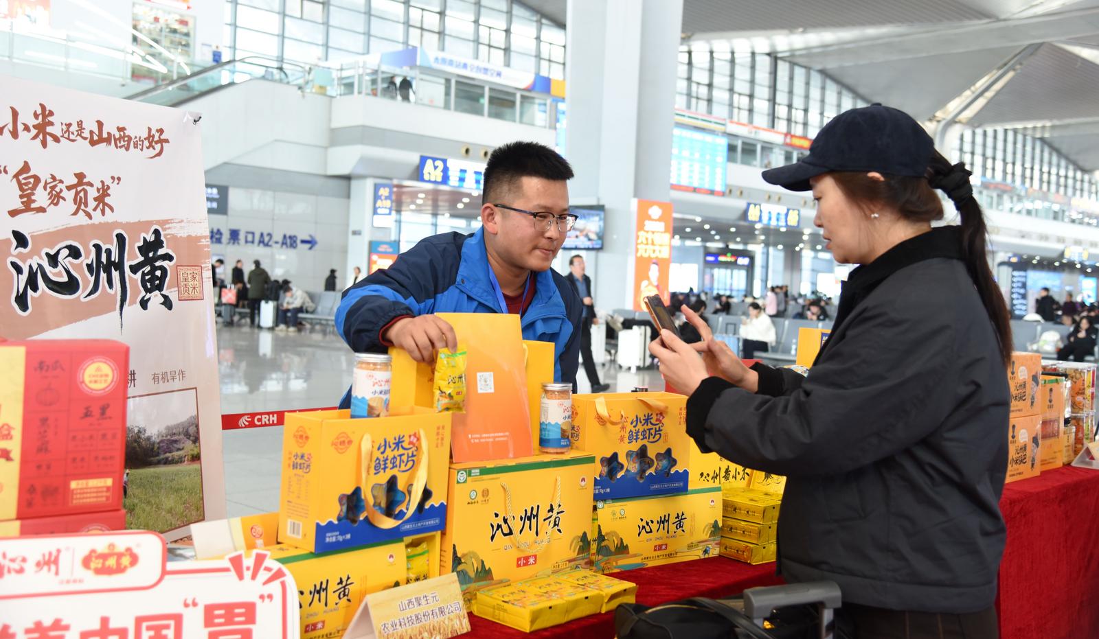 旅客参与首发仪式现场的互动活动。