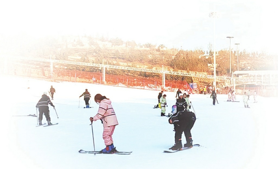 滑雪爱好者在榆次区九龙国际滑雪场练习滑雪。本报记者裴云锋摄