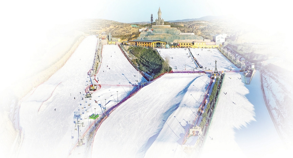 采薇庄园四季滑雪场的雪道如白色缎带铺展于山间,游客们尽享冰雪时光。图片由采薇庄园四季滑雪场提供