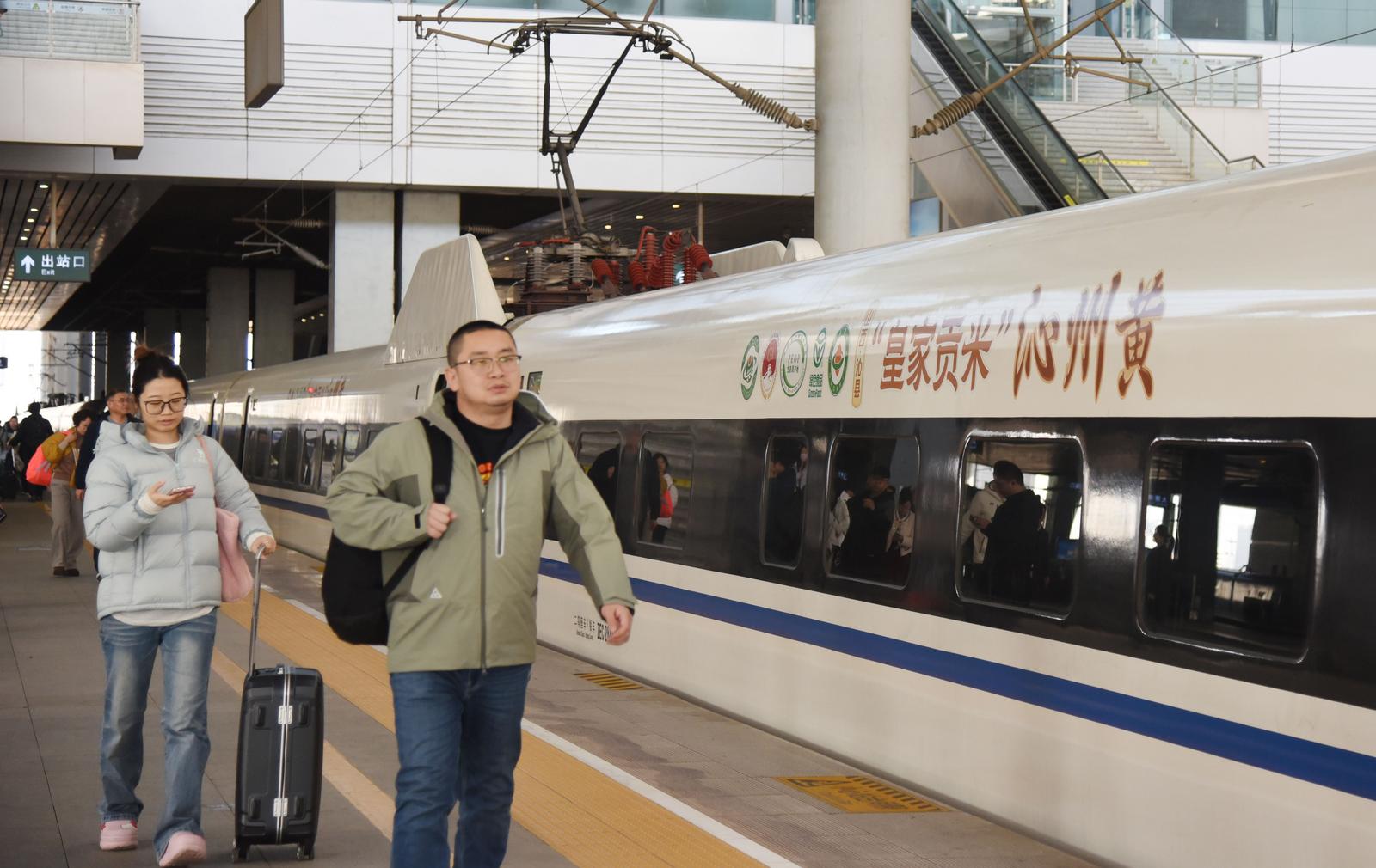 旅客乘坐“沁州黄小米”高铁品牌专列。