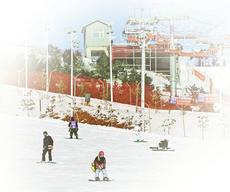游客在大同万龙白登山国际滑雪场畅享运动之乐。王中勋摄
