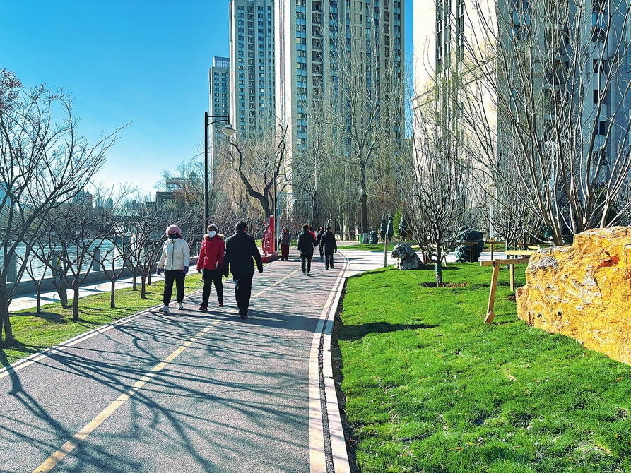 市民在改造后的龙潭公园西侧绿地散步游览。山西日报记者卢文艳
