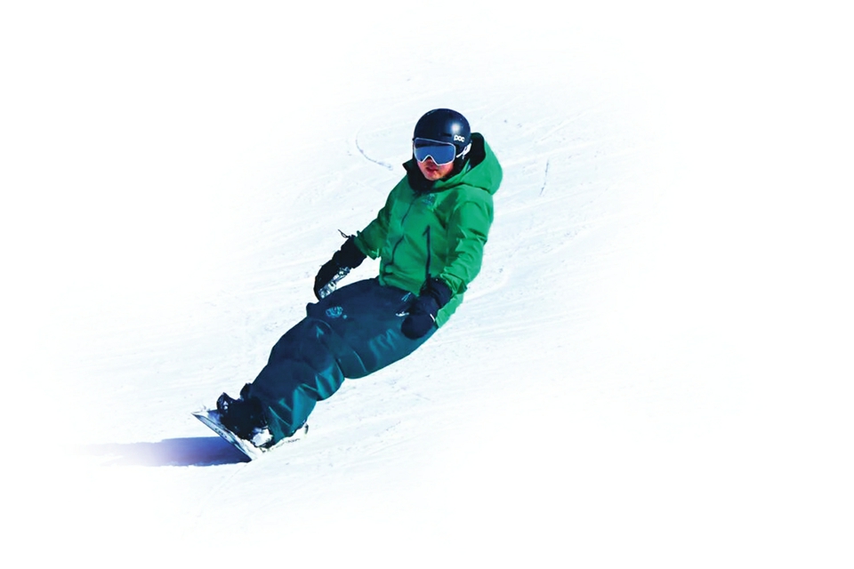 滑雪爱好者在山阴广武国际滑雪场畅快滑行。本报记者袁兆辉摄