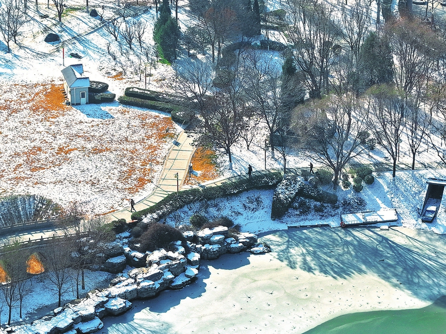 12月17日,雪后初晴,省城学府公园内银装素裹,市民游客漫步其间,享受冬日暖阳。山西日报记者王瑞瑞摄