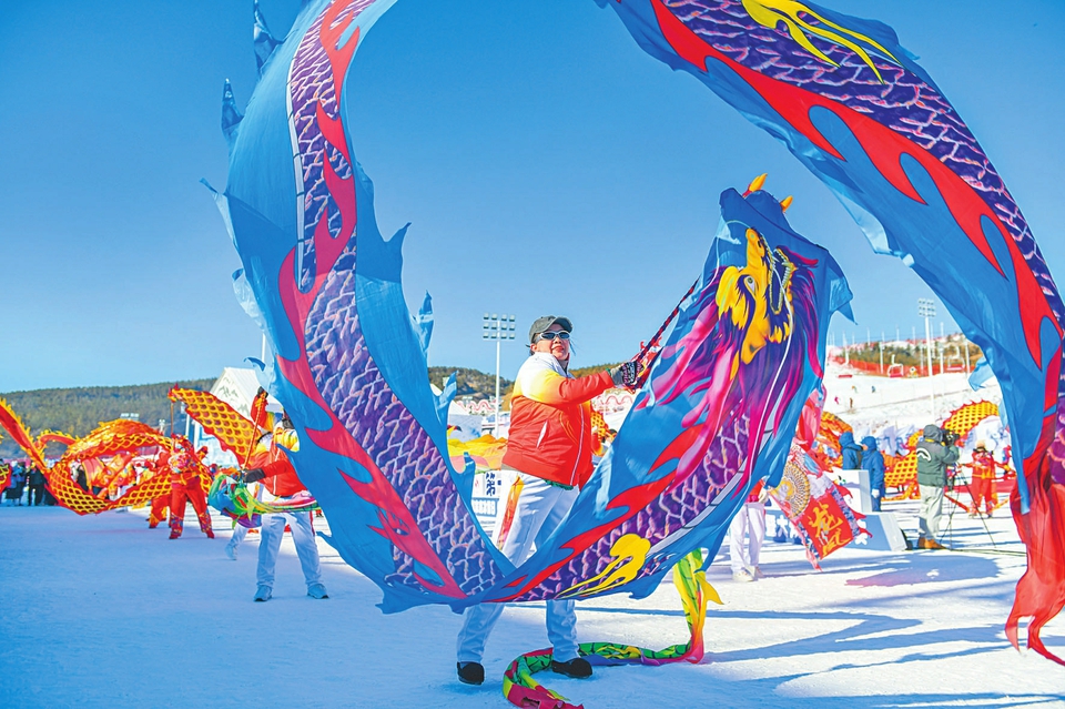 大同万龙白登山国际滑雪场,天朗气清、彩带翻飞。 于宏摄