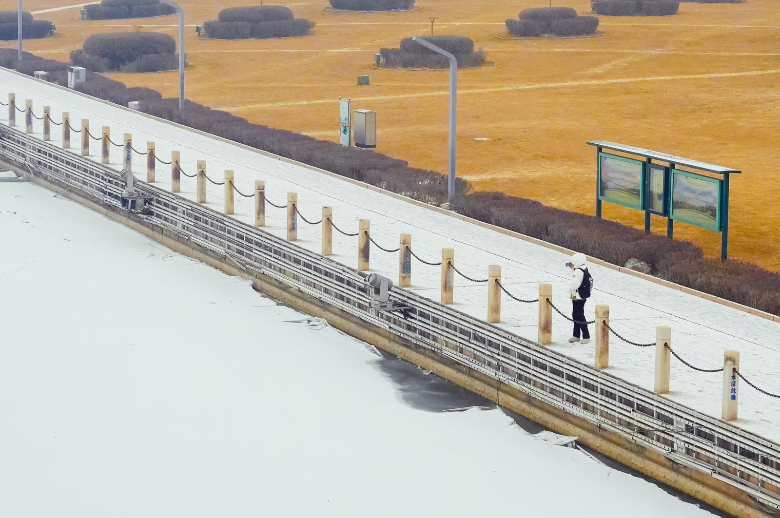 1月25日,在太原市汾河公园,市民打卡留念。