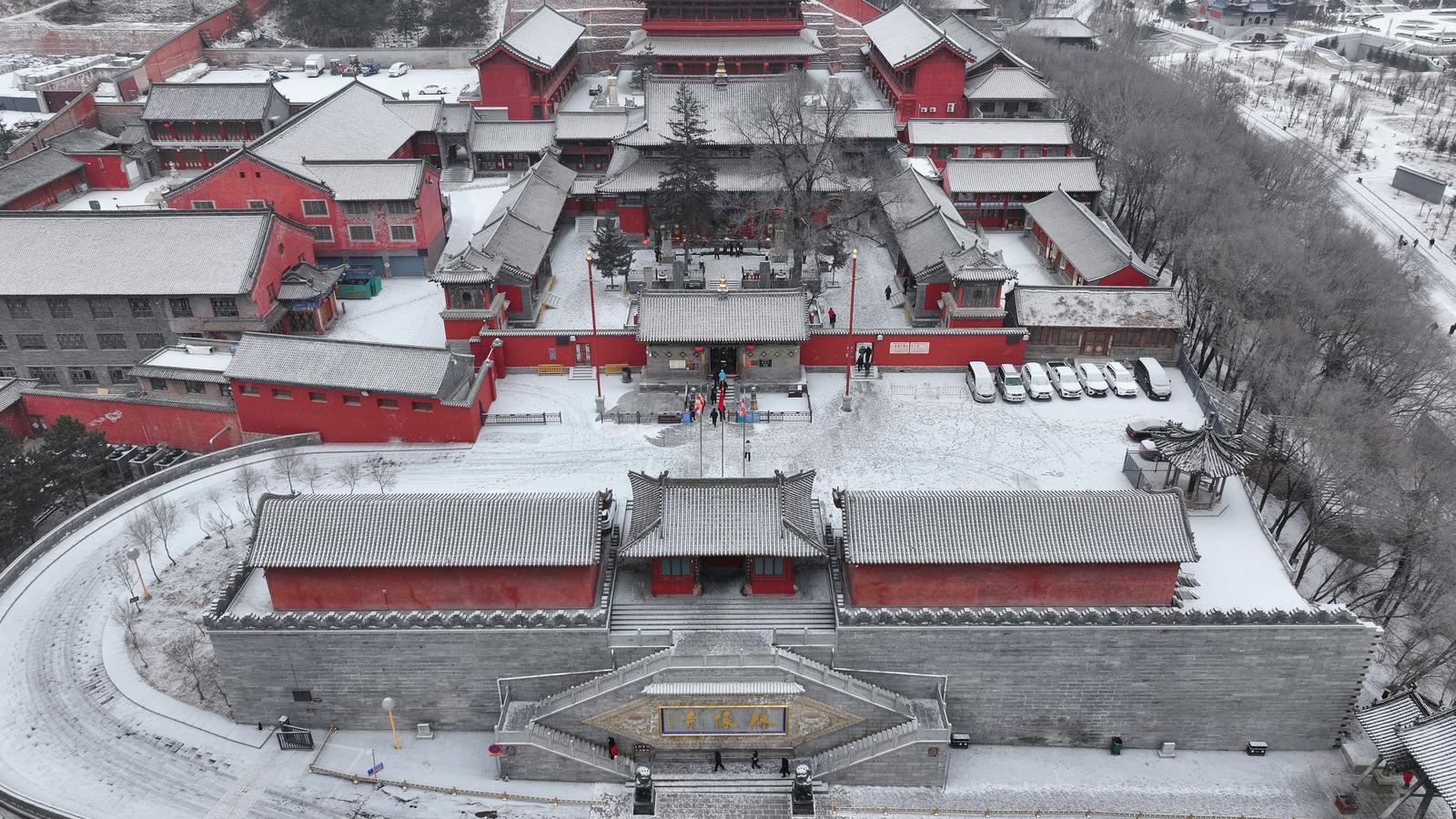 1月25日,五台山景区迎来降雪。雪花漫天飞舞,洋洋洒洒落在群峰、古建与苍松之间。