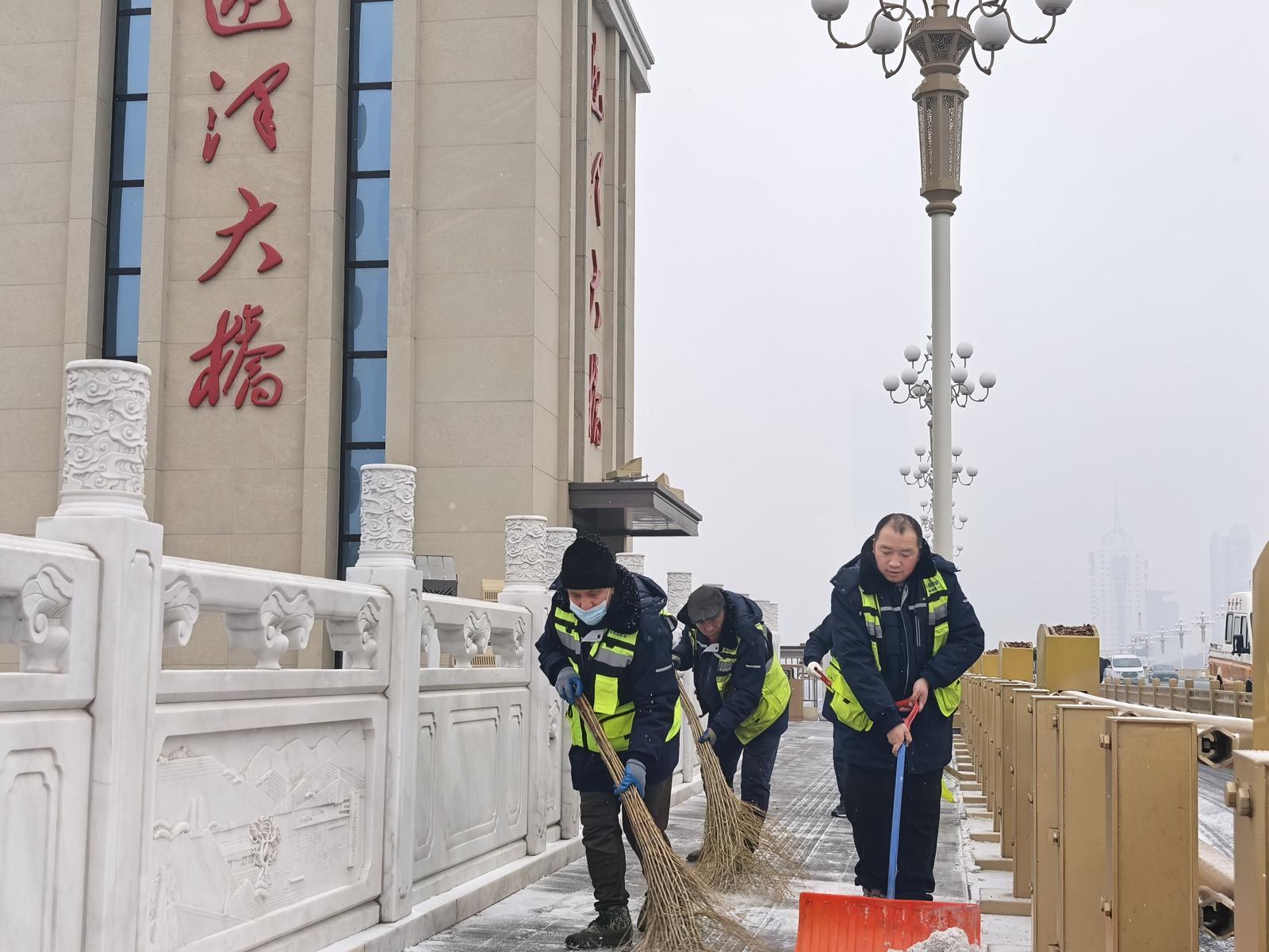 1月25日,太原市城管部门工作人员在迎泽大桥清雪。