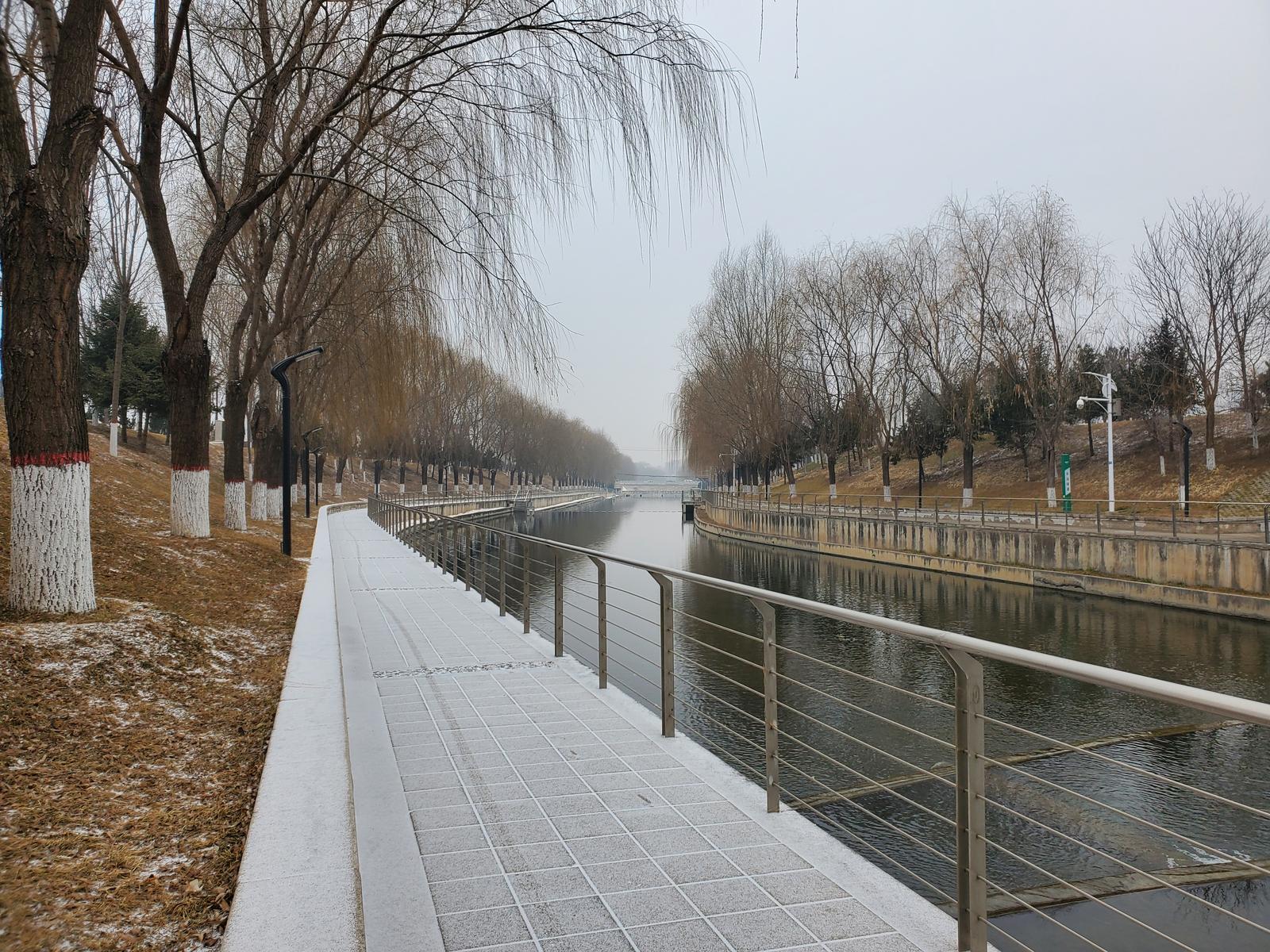 1月25日,长治市“三河一渠”步道银装素裹,静谧雅致,尽显冬韵。