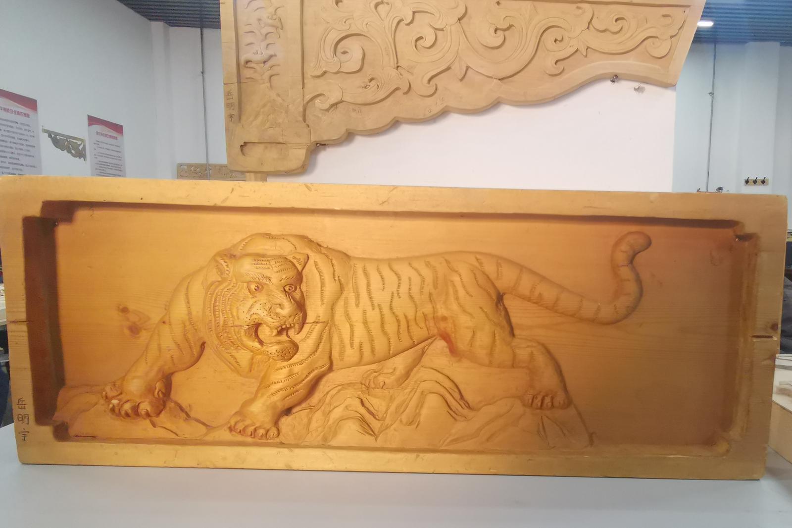 漫步云竹湖畔,河峪乡偏良村的6座古建民宿依水而立,青砖灰瓦间点缀着精致的汉纹锦彩绘,昔日闲置的农房如今窗明几净,推窗湖光山色满目。“环境好、住得舒服、性价比高,夏日带娃来的时候体验感超棒!”太原市民李明对民宿赞不绝口。