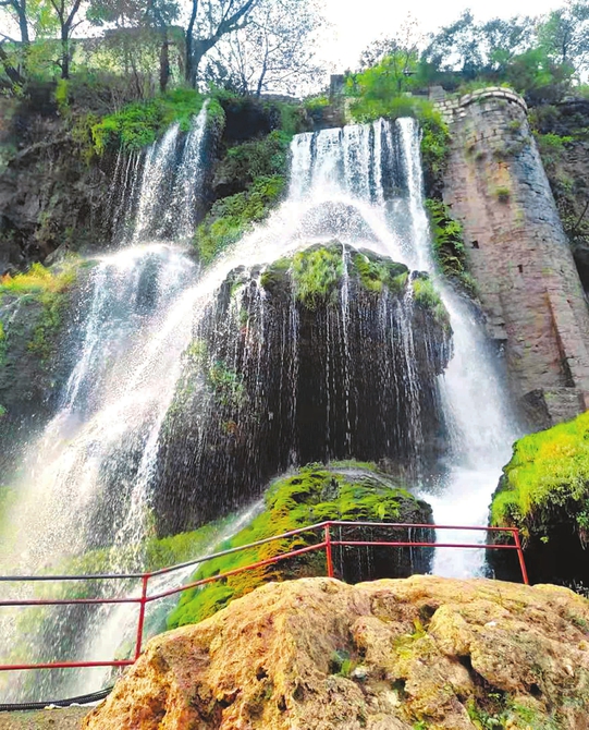 娘子关泉——水帘洞瀑布。