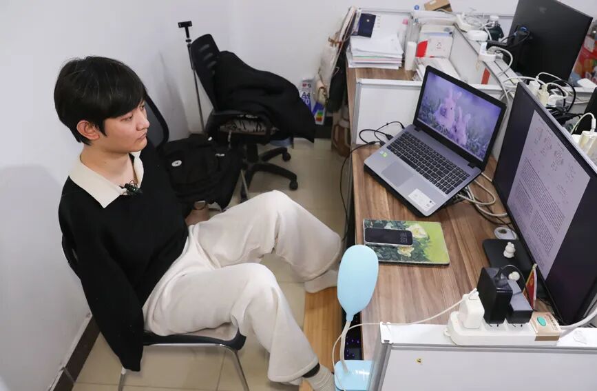 王海港在实验室工作。人民网记者 王帆摄