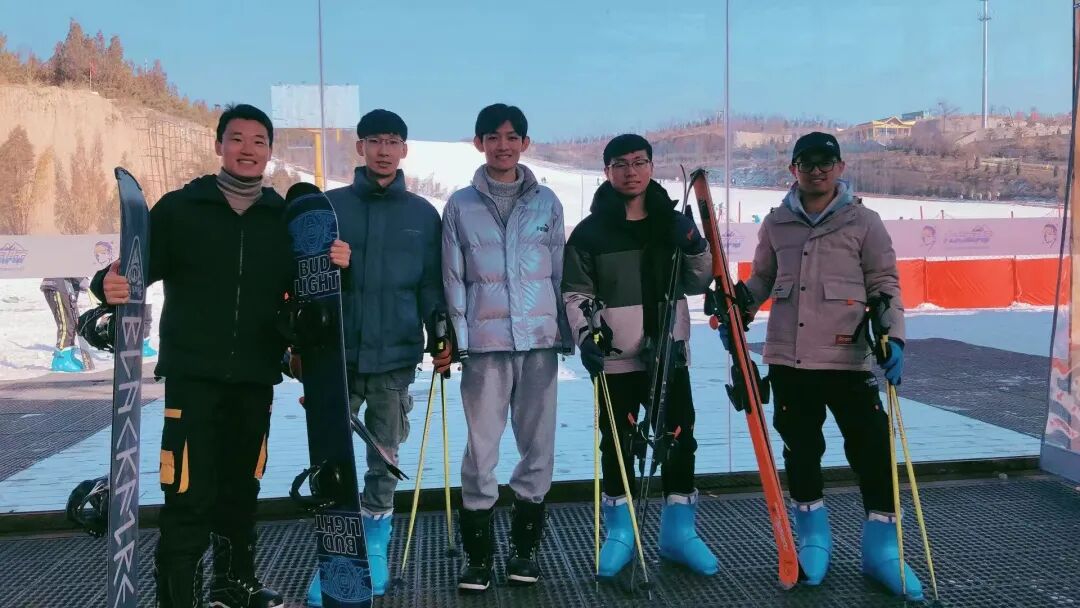 王海港和同学们的滑雪合影。受访者供图