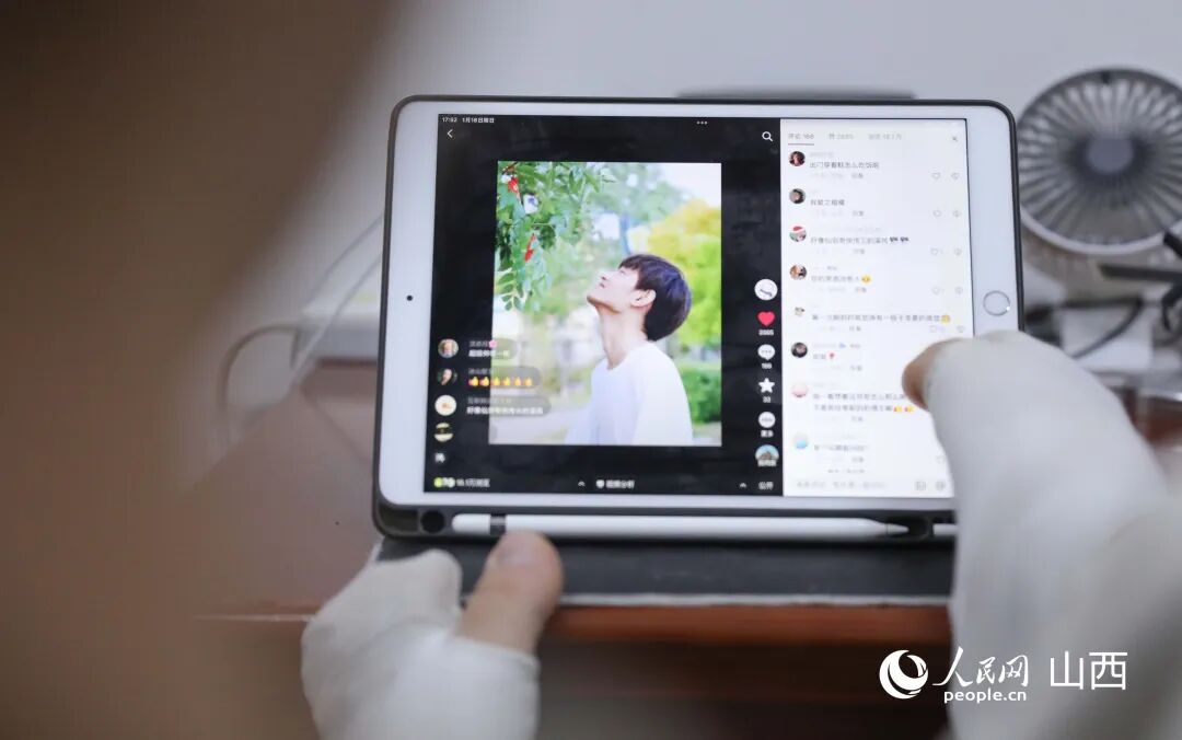 王海港查看个人账号网友留言。人民网记者 王帆摄