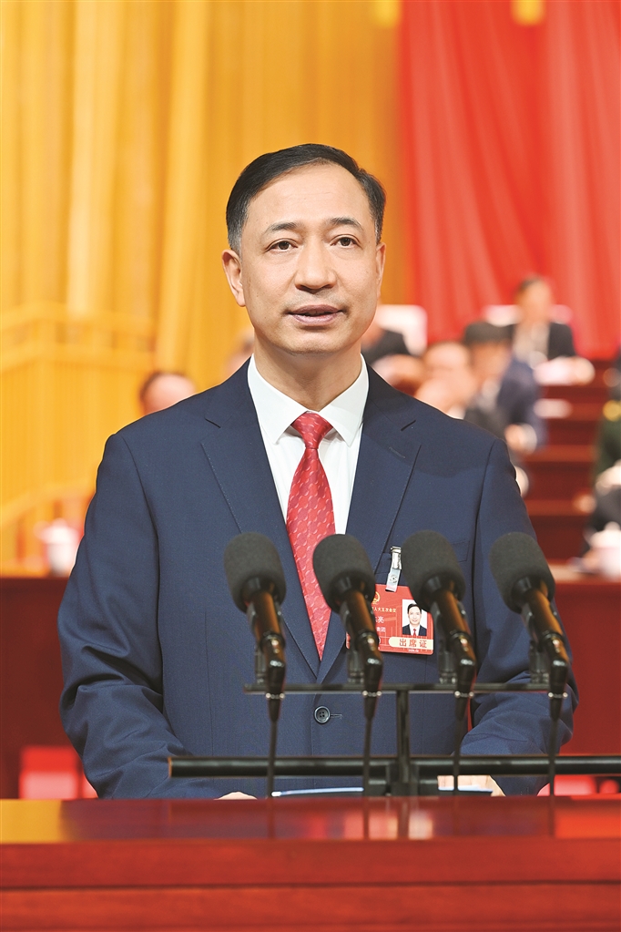 卢东亮作政府工作报告。山西日报记者 阮 洋摄