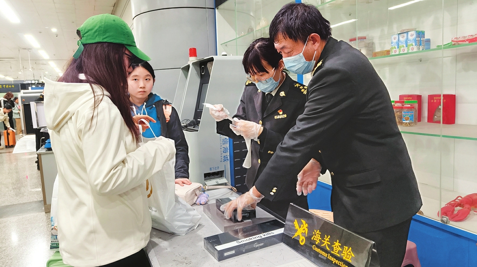 太原机场海关工作人员对入境旅客行李物品实施查验。