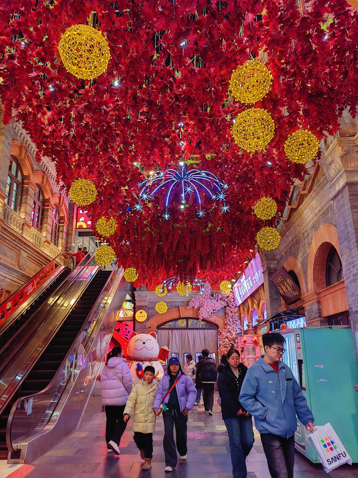 2月12日,太原钟楼街张灯结彩,新春氛围浓厚。 吴晓庆 摄