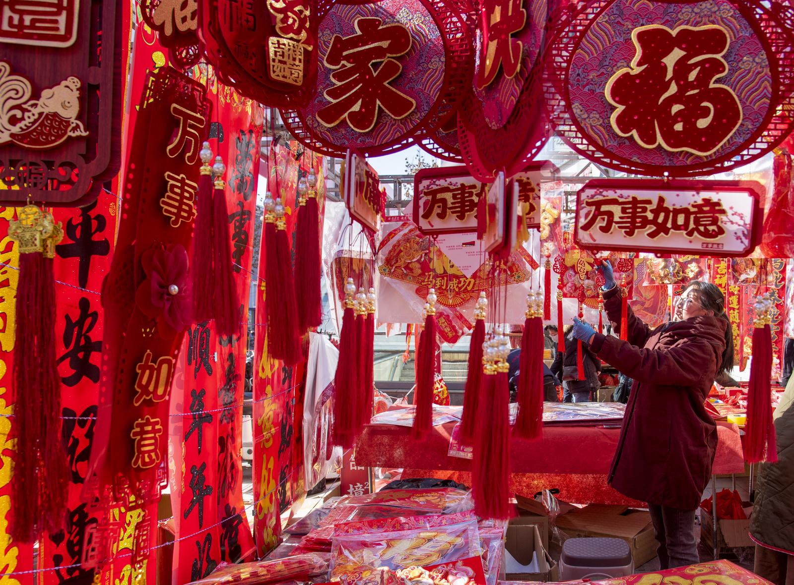 2月12日,在霍州市东大街年货市场,喜庆祥和的节日气氛扑面而来。田红萍摄