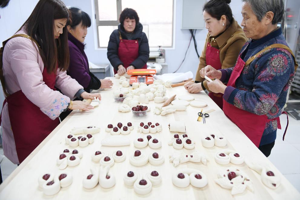 临近春节,稷山县陶梁村村民制作枣花馍。 栗卢建 摄