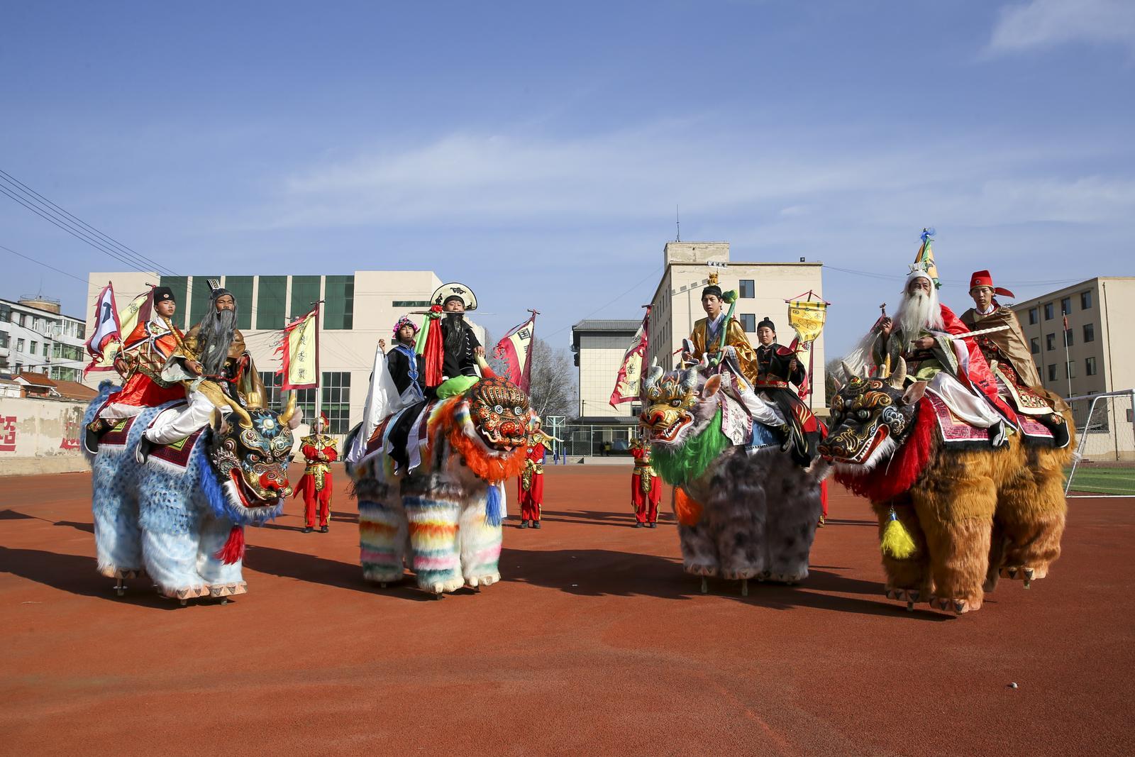 2月2日,运城市国家级非遗“高跷走兽”走进校园。 史云平 摄