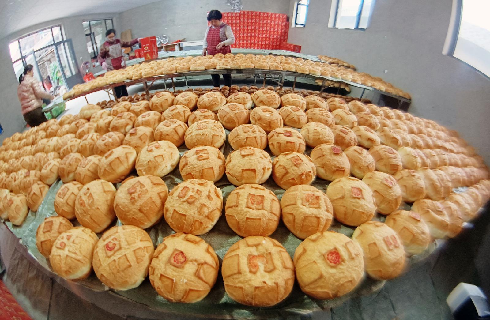 1月29日,运城市新绛县人们捏制蒸炸晋南特色纯手工传统花馍。 高新生 摄