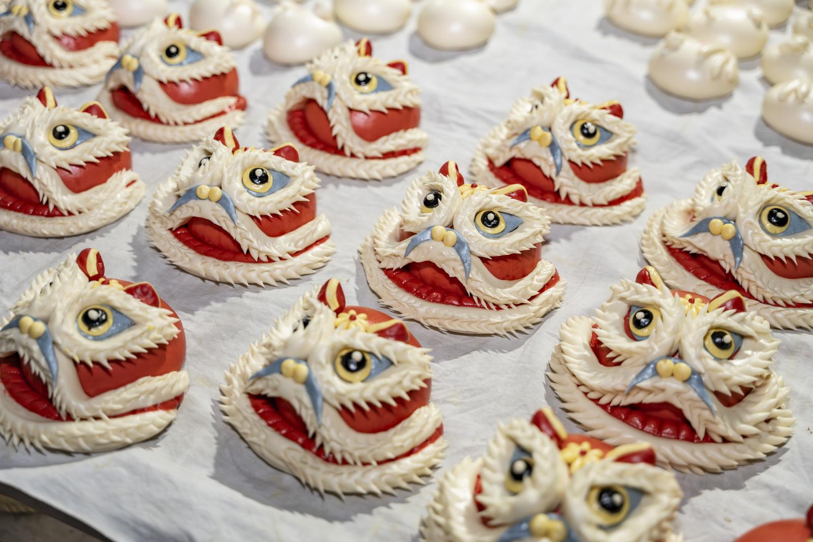 运城市一家花馍生产车间里,员工们赶制精巧花馍。 兰立强 摄