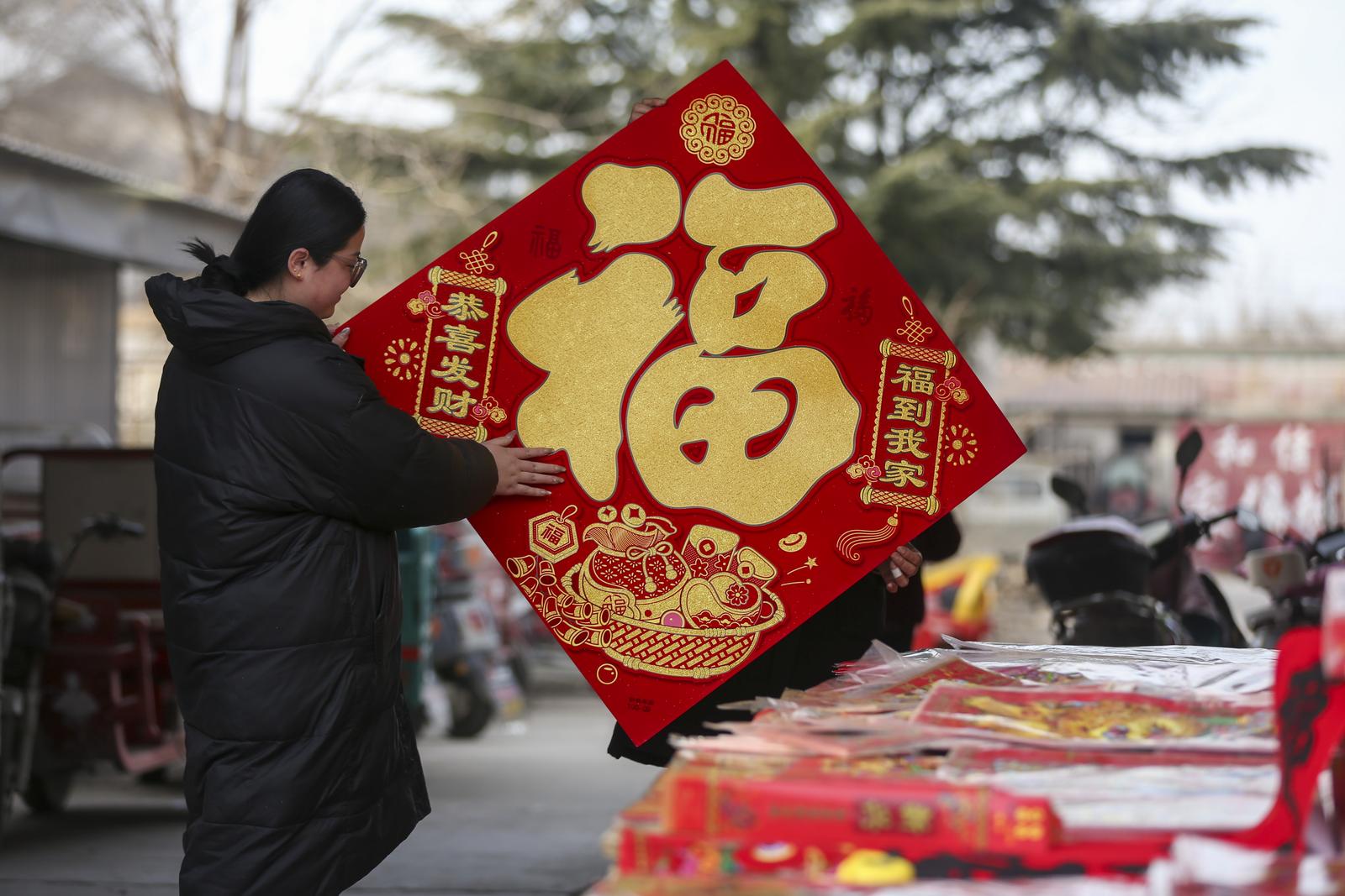2月10日,稷山县乡村集市上人们选购新春饰品。 史云平 摄